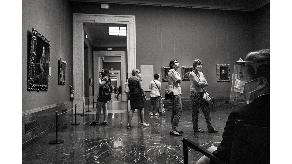 Un grupo de ciudadanos visita el Museo del Prado después de su reapertura. Con la llegada de la nueva normalidad, el Museo del Prado estableció estrictas medidas de seguridad para que los ciudadanos pudieran volver a visitar las obras del museo con la máxima seguridad posible contra el virus COVID-19.
