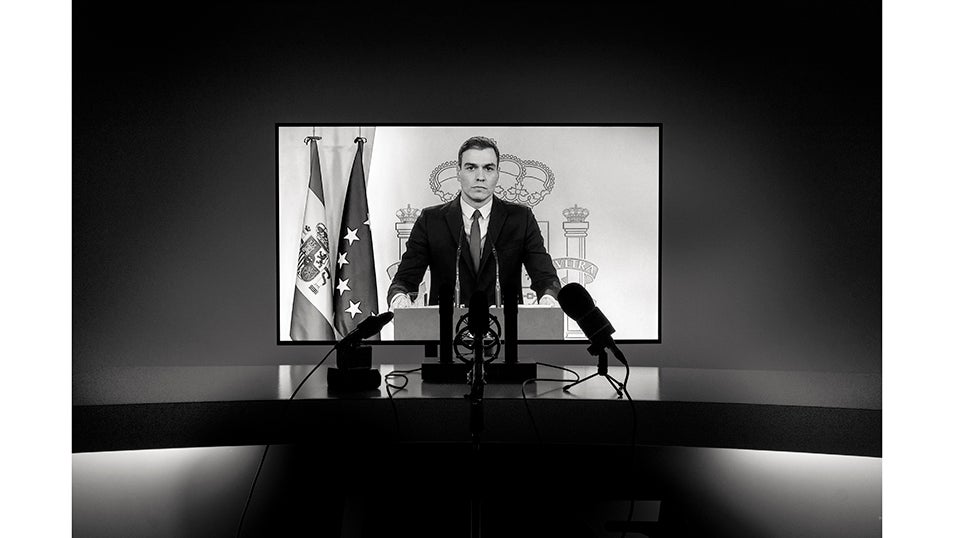 El primer ministro Pedro Sánchez entrega un mensaje a la nación durante el primer estado de alarma que España experimentó como resultado de la primera ola de la pandemia de COVID-19.Durante los dos estados de alarma que España ha experimentado desde el comienzo de la pandemia, la libertad de prensa y el acceso directo a nuestros líderes durante las ruedas de prensa se ha limitado bajo la protección de la seguridad sanitaria y las limitaciones impuestas por el COVID-19. Esta fotografía representa el acceso a través de plataformas estilo Zoom que la prensa tuvo durante los primeros meses de la pandemia para hacer preguntas a nuestros políticos, siempre previamente filtradas por sus directores de prensa y de gabinete. Todos los partidos políticos en España han aprovechado esta circunstancia para evitar el control ejercido sobre ellos por la prensa en cualquier democracia. El trabajo de los periodistas y los medios de comunicación en España durante el período de la pandemia de COVID-19 ha estado sometido a un estricto control de censura encubierta y apagón bajo la protección de las medidas de seguridad sanitaria y el estado de alarma.