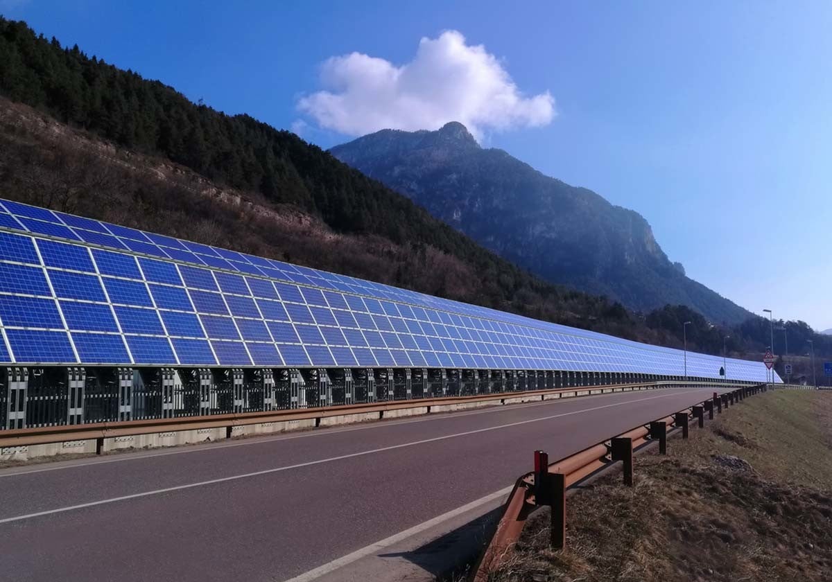 Paneles solares en los laterales de una carretera