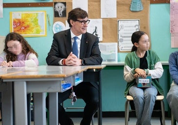 El presidente de la Generalitat, Salvador Illa, en una visita a un aula escolar