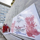 Un altar improvisado frente al hospital donde permanece ingresado el Papa Francisco