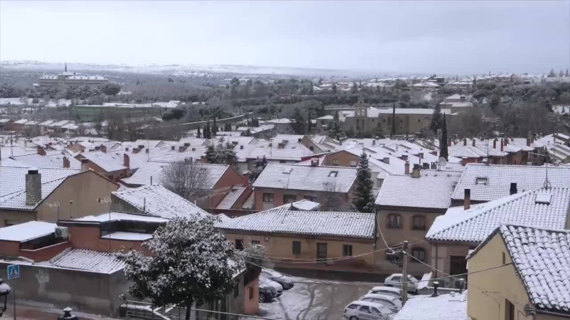 Una semana después de las inundaciones Ávila despierta con la primera nevada del año