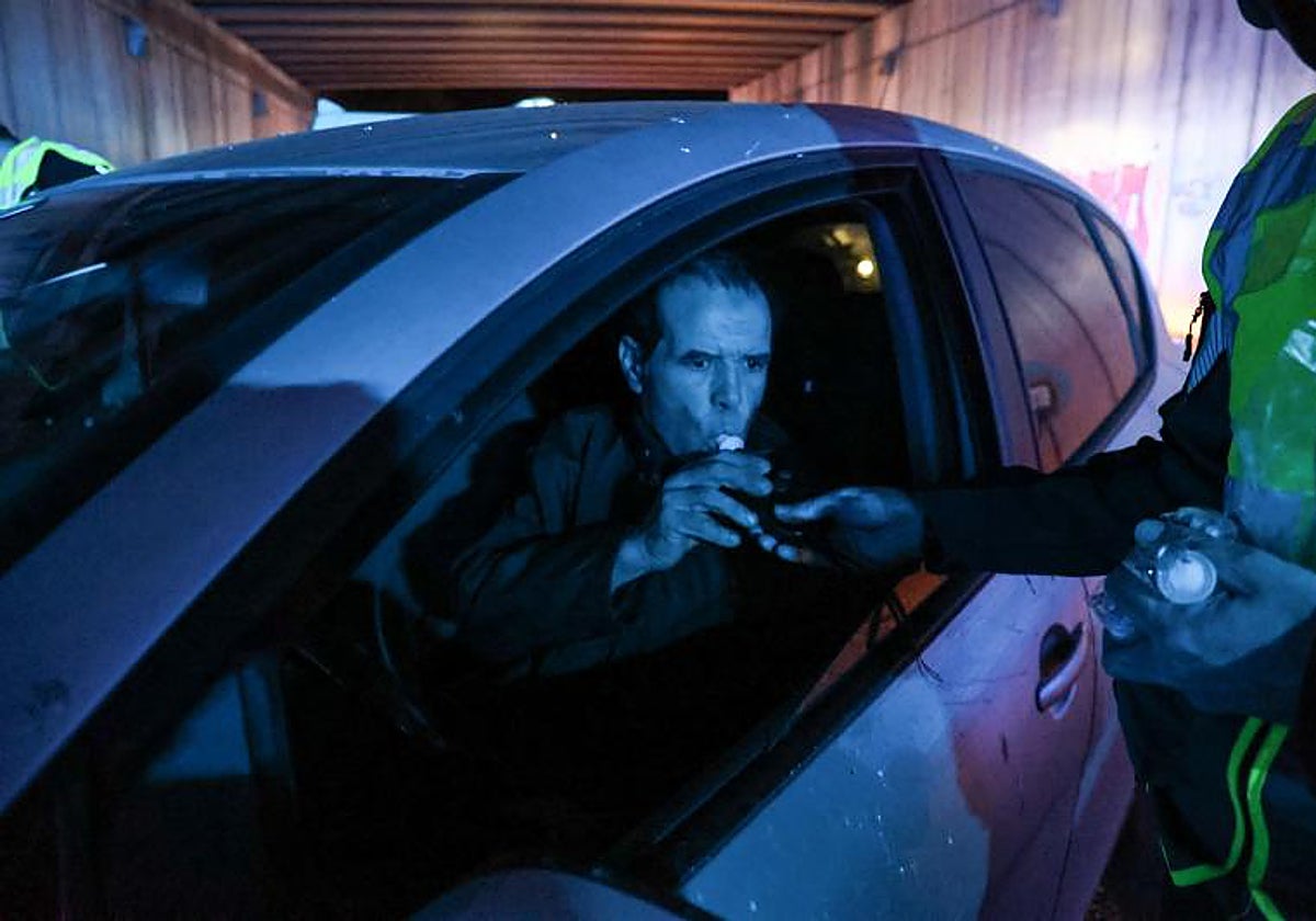 Un conductor es sometido a un control de alcoholemia y drogas en la Cañada Real (Madrid)