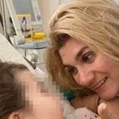 Rula Pispirigu, en un pantallazo de un vídeo, con la mayor de sus hijos cuando recibía tratamiento en el hospital