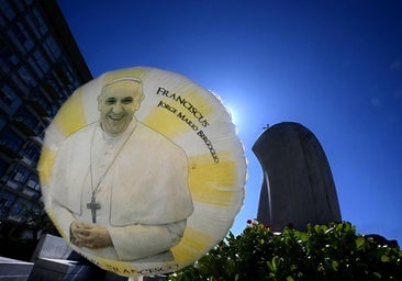 Un globo con la imagen de Francisco que los fieles han dejado en la entrada del hospital Gemelli