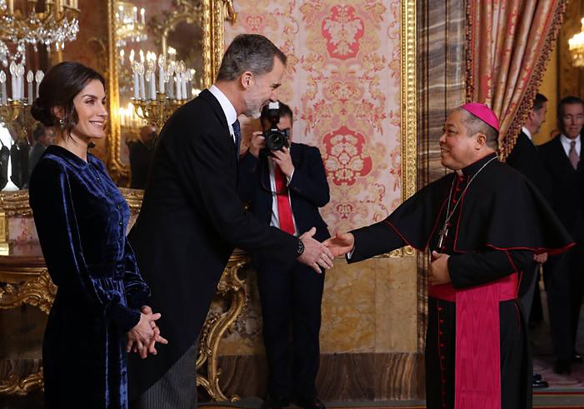 En la imagen, el Nuncio apostólico de la Santa Sede, el filipino Bernardito Cleopa Auza, saluda a los Reyes, en 2020