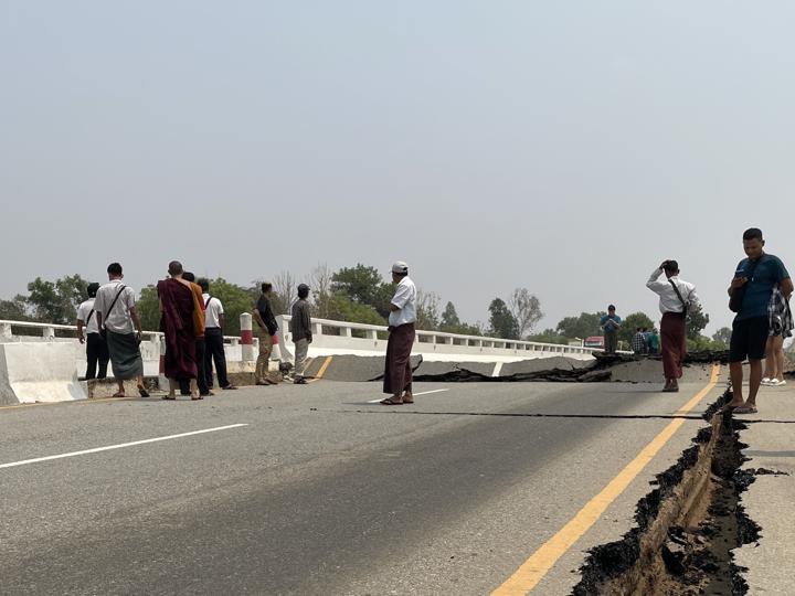 Personas contemplando los daños en un puente de Naipyidó