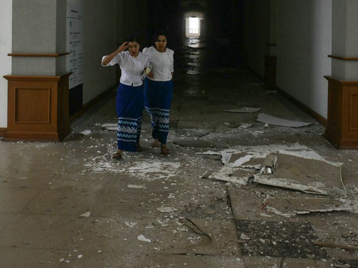 Varias mujeres caminan entre los escombros del Museo Nacional de Naipyidó