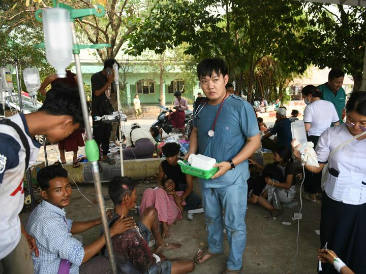Un médico rodeado de supervivientes del terremoto en un hospital de Naypyidaw.