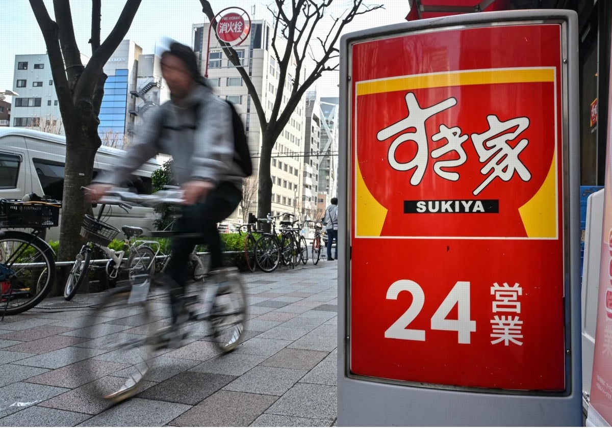 Un cartel de la cadena en el centro de Tokio