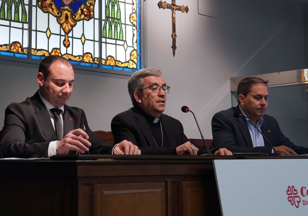 El presidente de laConferencia Episcopal Española, Luis Argüello (c), junto a los responsables de Cáritas Diocesana de Valladolid, durante la presentación de la memoria anual de Cáritas Diocesana Valladolid