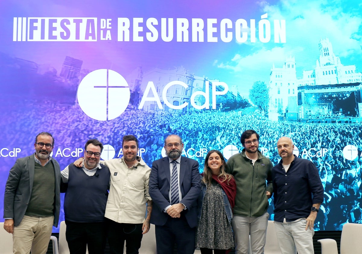 Bullón de Mendoza, en el centro, junto a algunos de los artistas que participarán en la esperada cita