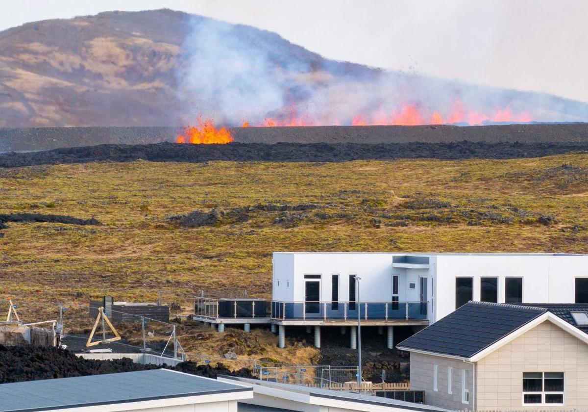 Lava fundida saliendo de una fisura en las afueras del pueblo pesquero Grindavik