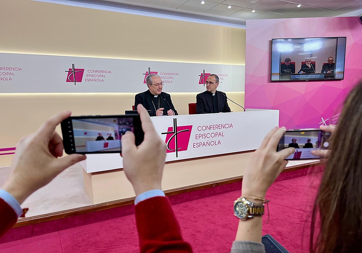 García Magán, a la izquierda, al comienzo de la rueda de prensa posterior a la Asamblea Plenaria