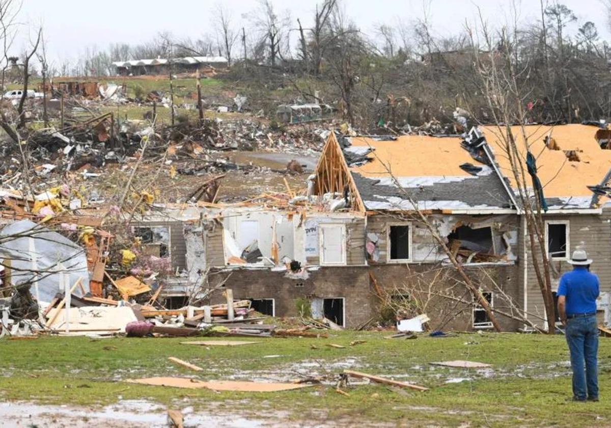 Un barrio residencial hecho estragos a causa de los tornados en Tennessee, EE.UU.