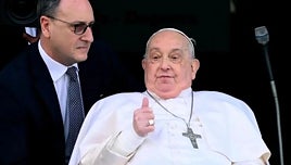 El Papa mejora levemente pero sigue aislado en Santa Marta