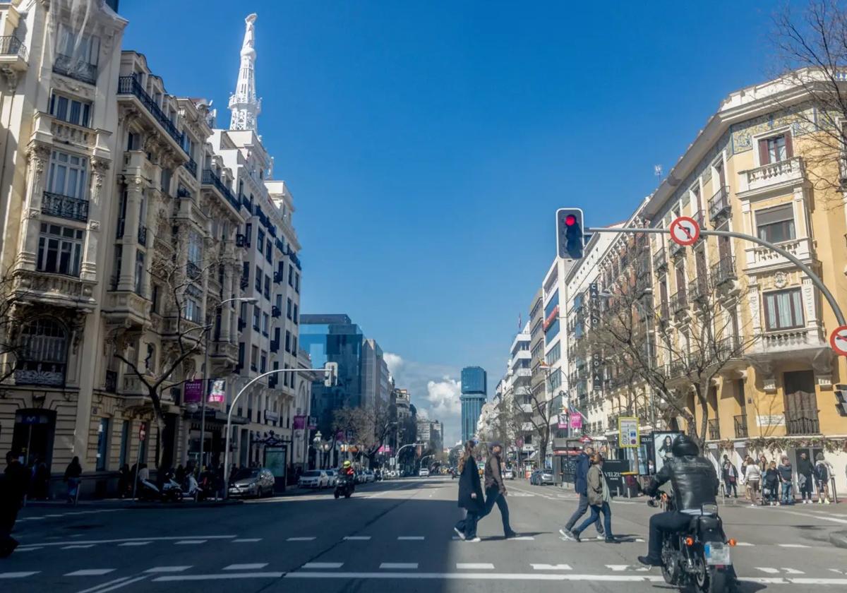 Varias personas cruzan la calle de Goya en un día de primavera