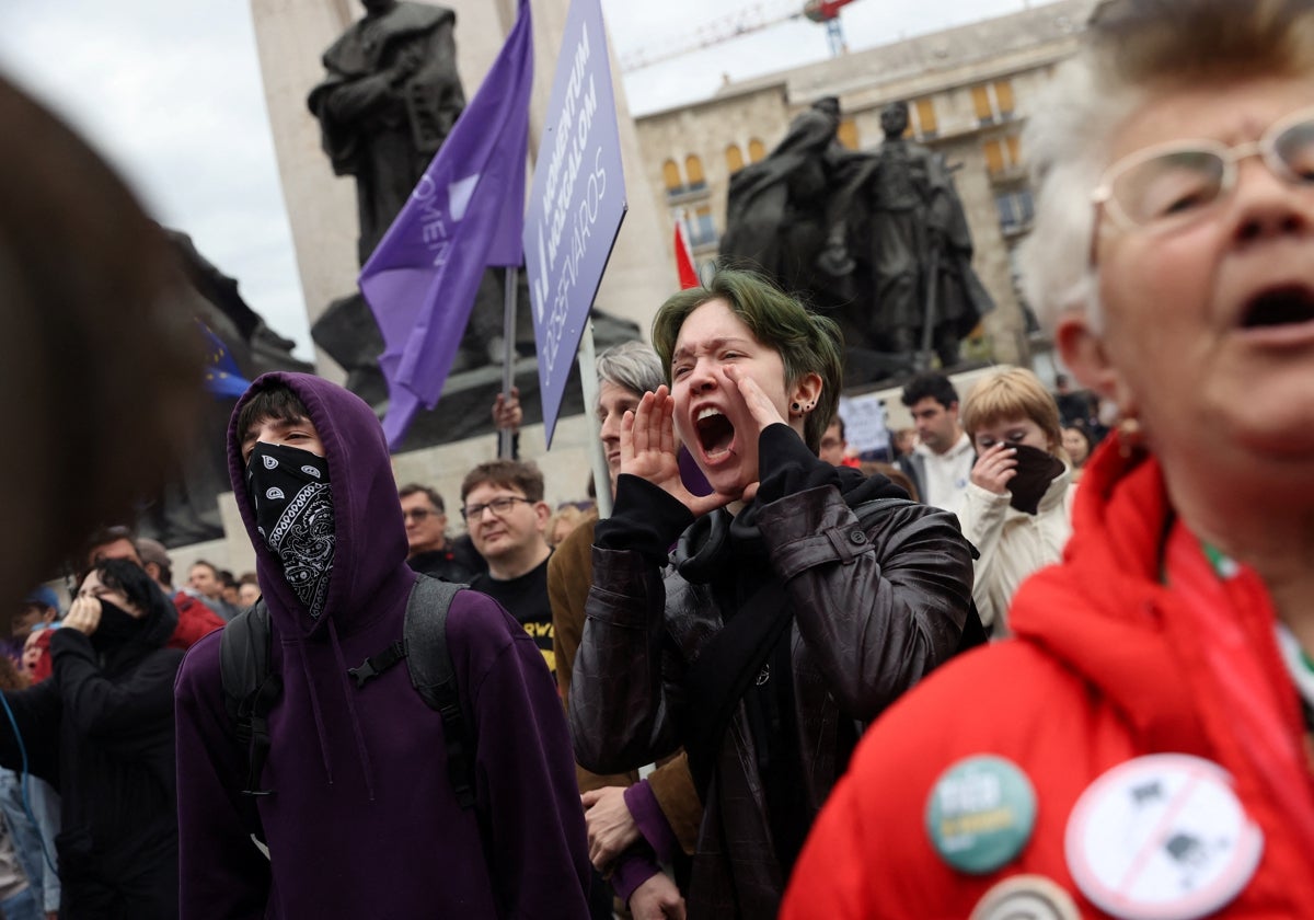 Protestas en Budapest por el cambio legal que restringe los derechos de la comunidad LGTBI