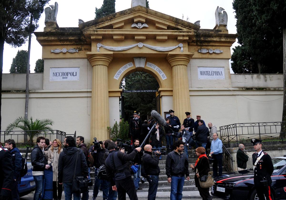 La Policía italiana investiga la corrupción de un cementerio con exhumaciones ilegales y entierros exprés con comisión