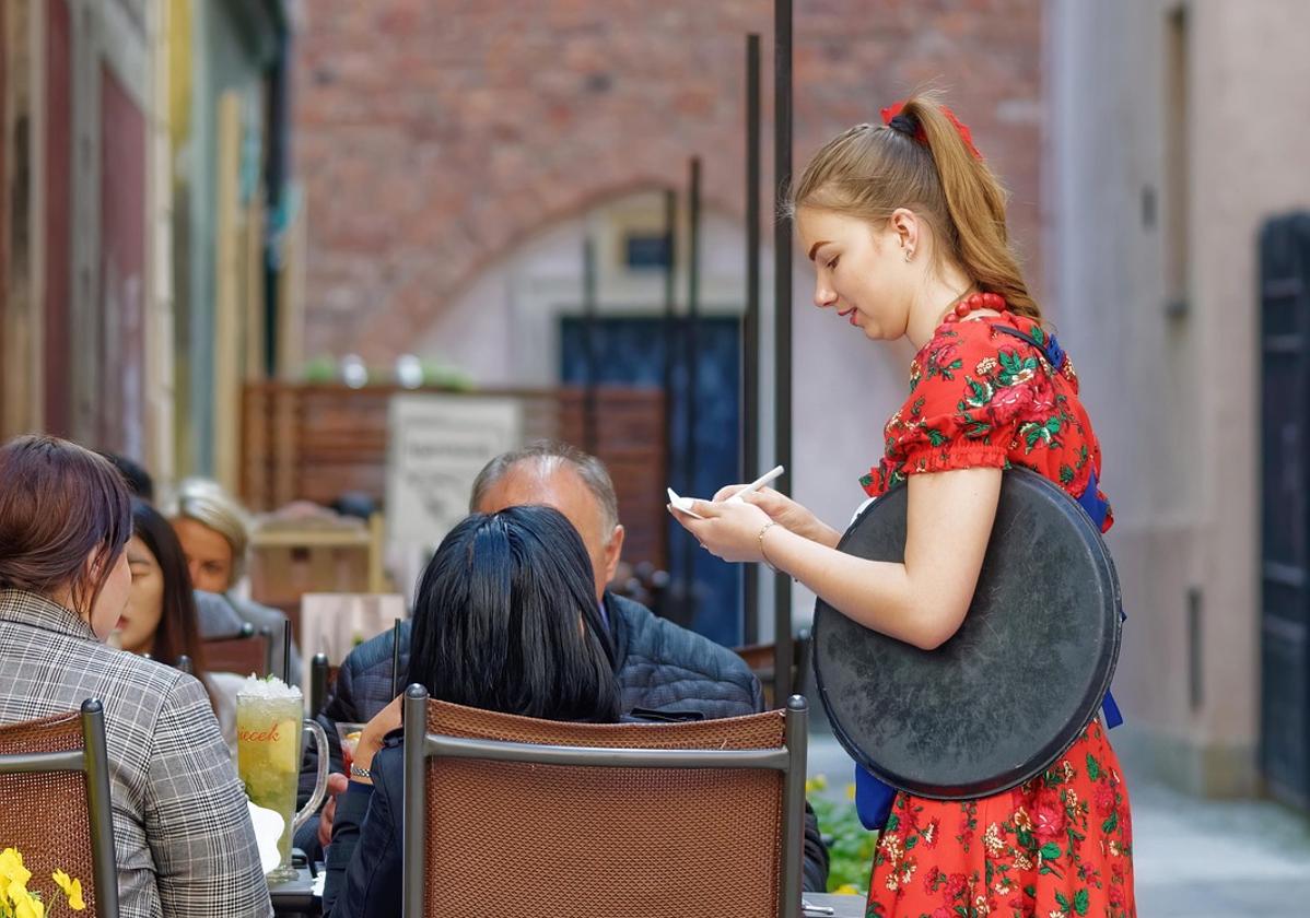 Uno de cada tres universitarios en España trabaja en puestos que no requieren titulación: estos son los datos de Eurostat