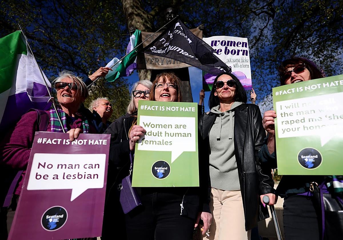Manifestantes se reúnen frente al Tribunal Supremo en Londres