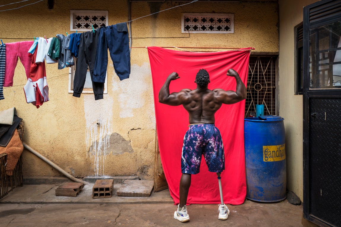 El culturista Tamale entrenando frente a su casa, pese a perder una pierna en un terrible accidente de moto en 2020. Mantuvo su compromiso con el culturismo de competición convirtiéndose en el primer atleta discapacitado de Uganda
