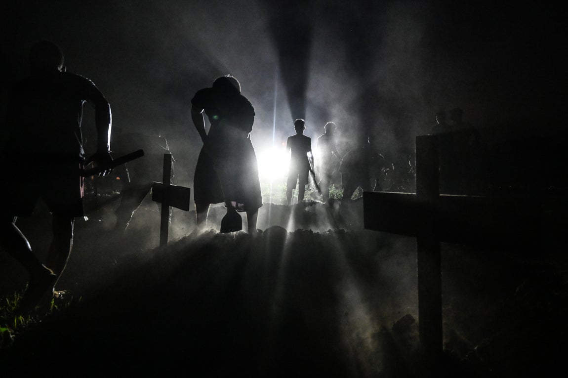 Miembros de la Fuerza de Operaciones Especiales cavando tumbas para cuatro combatientes de la resistencia que murieron en un ataque a un campamento militar de la Junta de Myanmar