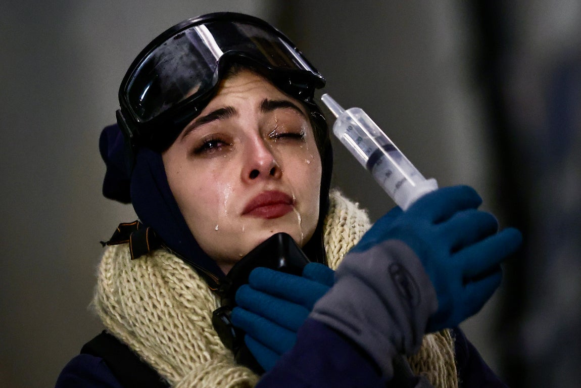 Una manifestante se enjuaga los ojos después de que la policía haya lanzado gases lacrimógenos por las protestas en Georgia