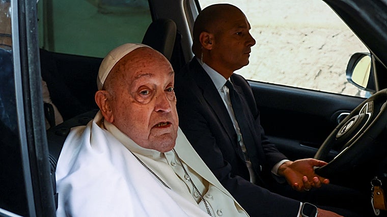 El Santo Padre en su desplazamiento a la prisión romana