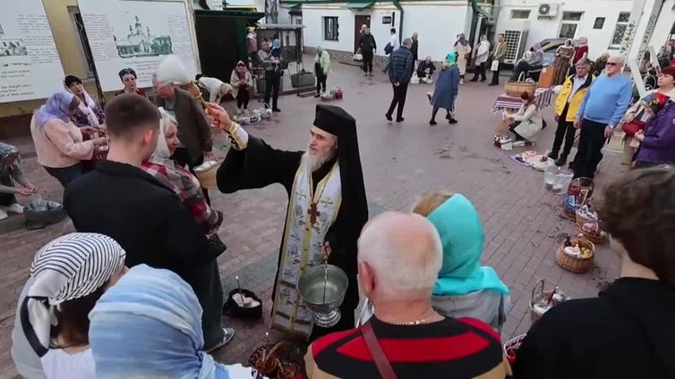 Los cristianos ortodoxos de Ucrania reciben la bendición sacerdotal antes de la Pascu