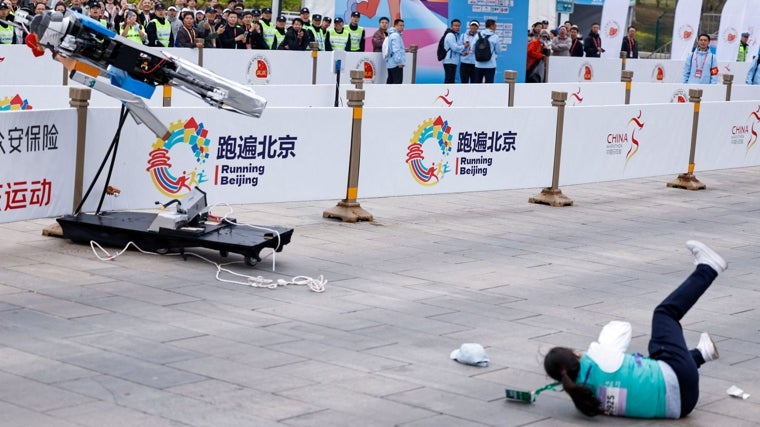 Momento de la caída de la ingeniera por el fallo del robot Shennong