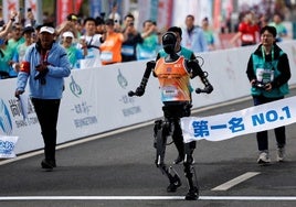 Pekín acoge la primera media maratón del mundo de robots humanoides