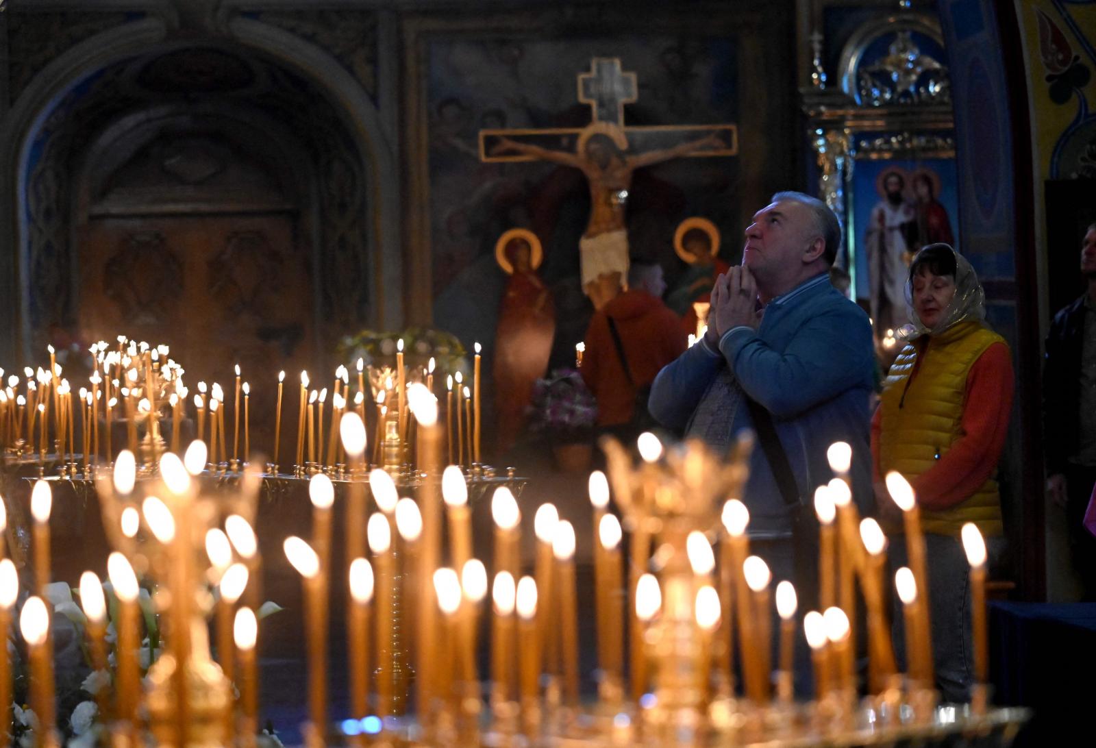 Un fiel ortodoxo reza durante la Pascua en la Catedral de San Miguel de las Cúpulas Doradas en Kiev.