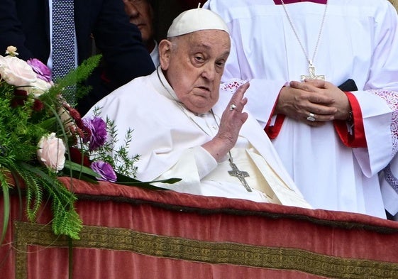 El Papa da una bendición Urbi et Orbi y recorre la plaza en papamóvil
