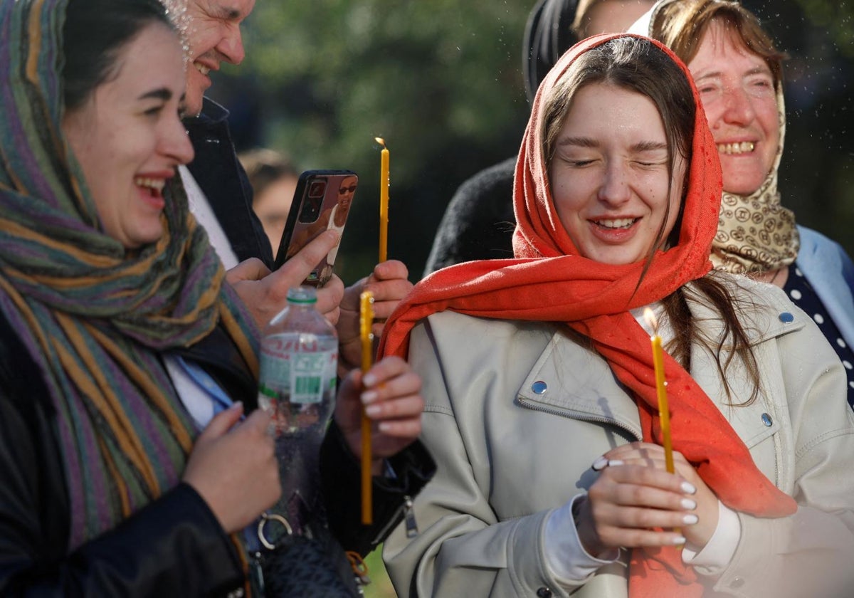 La ceremonia de bendición de pasteles de Pascua y cestas de comida tradicional después de Pascua, en medio del ataque de Rusia a Ucrania, frente a la iglesia de San Andrés en la ciudad de Bucha, en la región de Kiev
