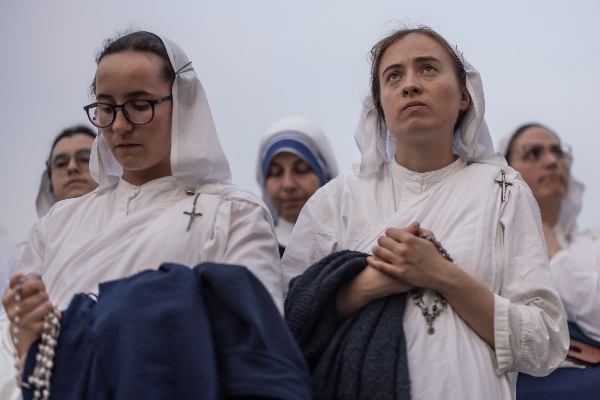 Mujeres atienden al rosario en la plaza de San Pedro.