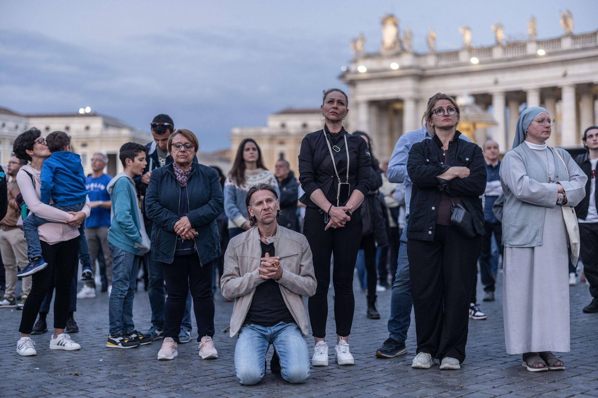 Personas acuden a la plaza de San Pedro para despedir al Papa.