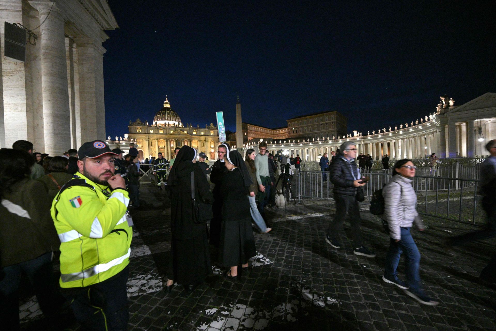 Los fieles abandonan la plaza de San Pedro tras el rosario.