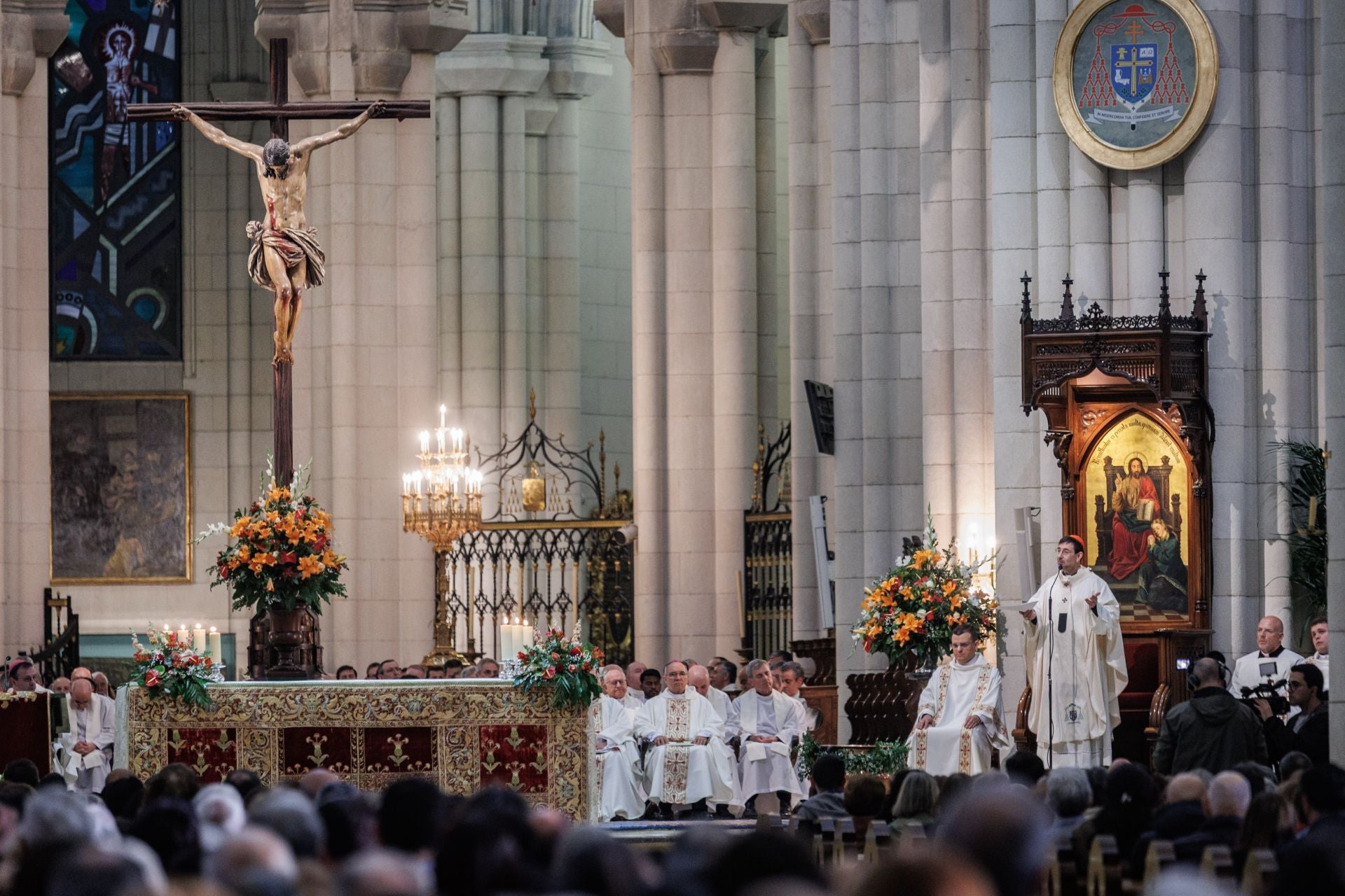 La misa en la Almudena por el Papa, en imágenes