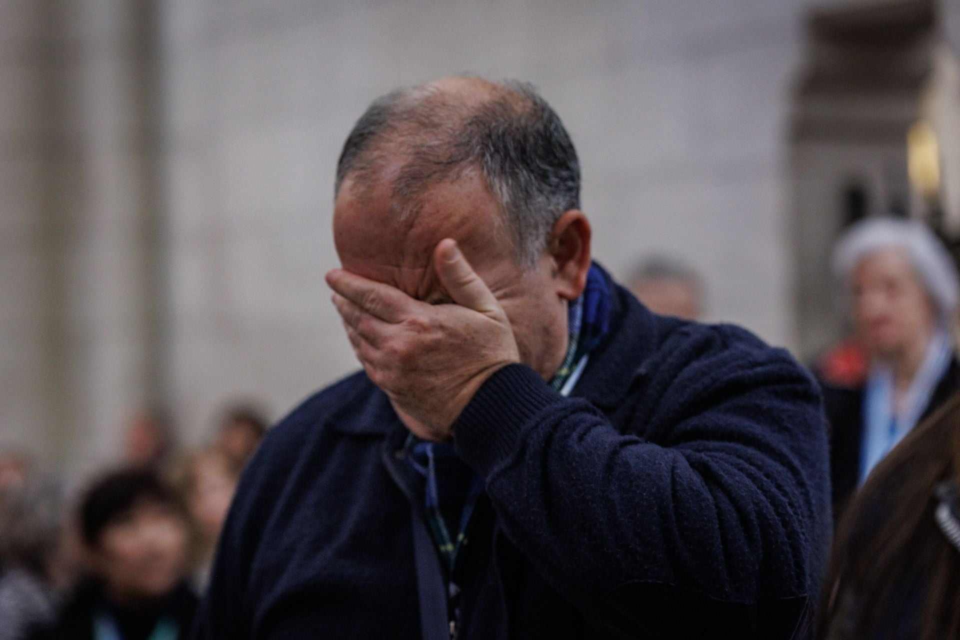 La misa en la Almudena por el Papa, en imágenes