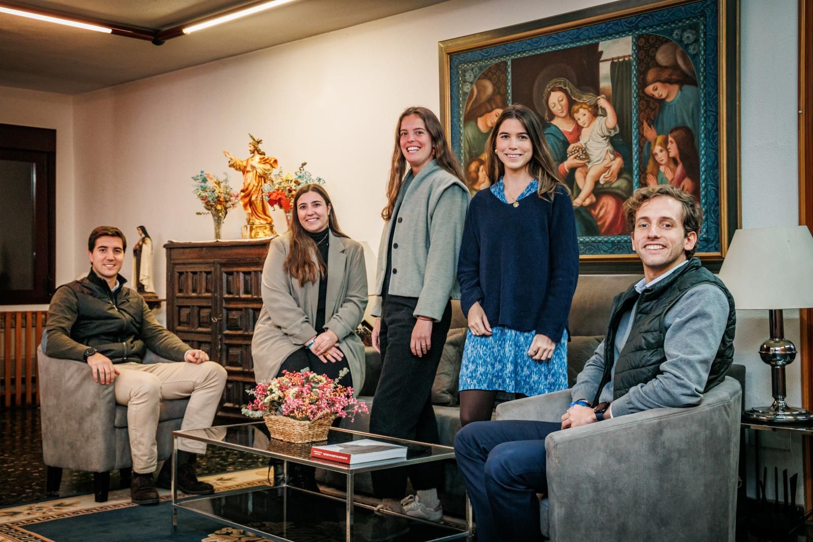 Imagen secundaria 1 - Arriba, un grupo de jóvenes antes de rezar por el Papa en la Almudena (Madrid). En el centro, Jesús, Cristina, Rocío, Blanca y Quique en la parroquia de San Juan Crisóstomo. Miembros de Effeta, un movimiento de retiros católicos, señalan que Francisco les animó a «no tener miedo». Debajo, Maca y Víctor, de Hakuna