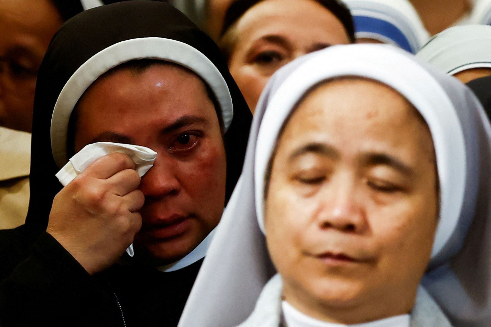 Monjas conmocionadas durante un rezo por el Papa en Roma.