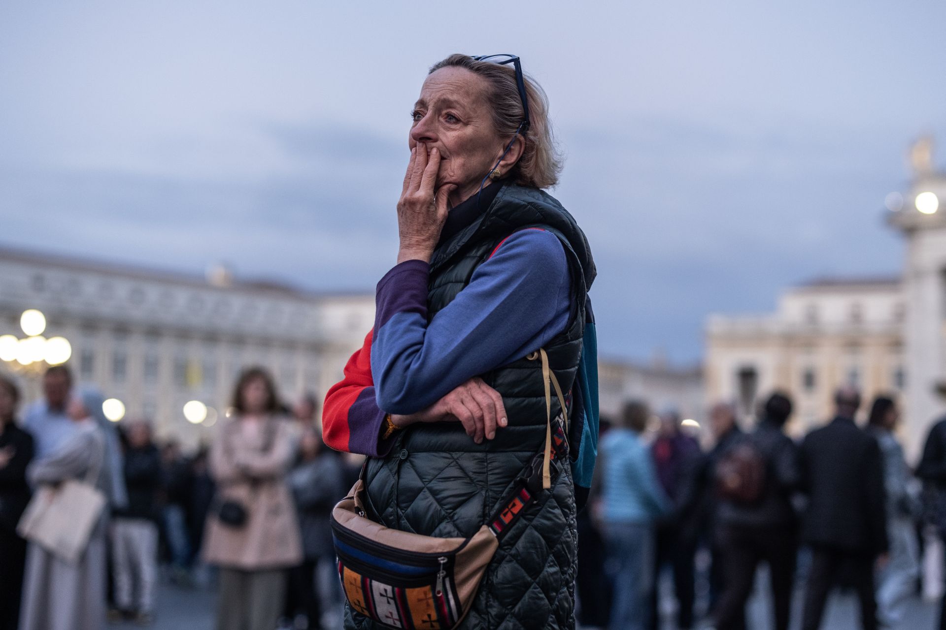Las lágrimas se apoderan de una mujer en la plaza San Pedro.