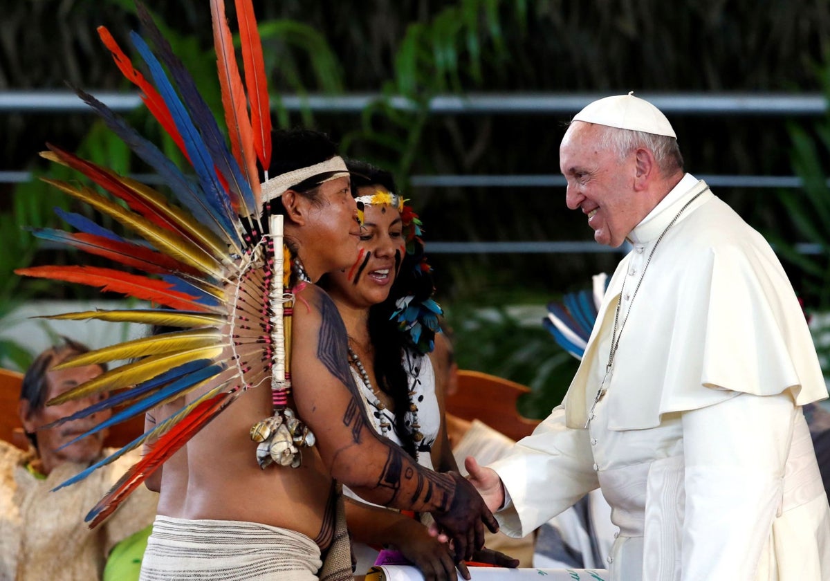 El Papa Francisco saluda a miembros de un grupo indígena de la región amazónica, en el Coliseo Madre de Dios, en Puerto Maldonado, Perú, en 2018