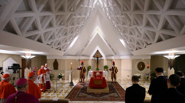 El féretro del Papa reposa en la capilla de Santa Marta, en imágenes