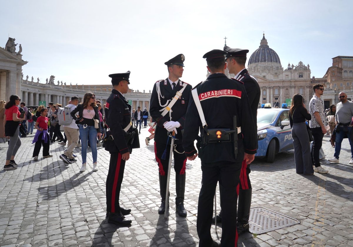 Carabinieri en la Plaza de San Pedro
