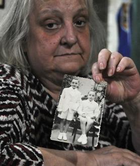 Imagen secundaria 2 - María Elena Bergoglio muestra en 2013, por vez primera, fotografías de su hermano en diferentes momentos de su vida