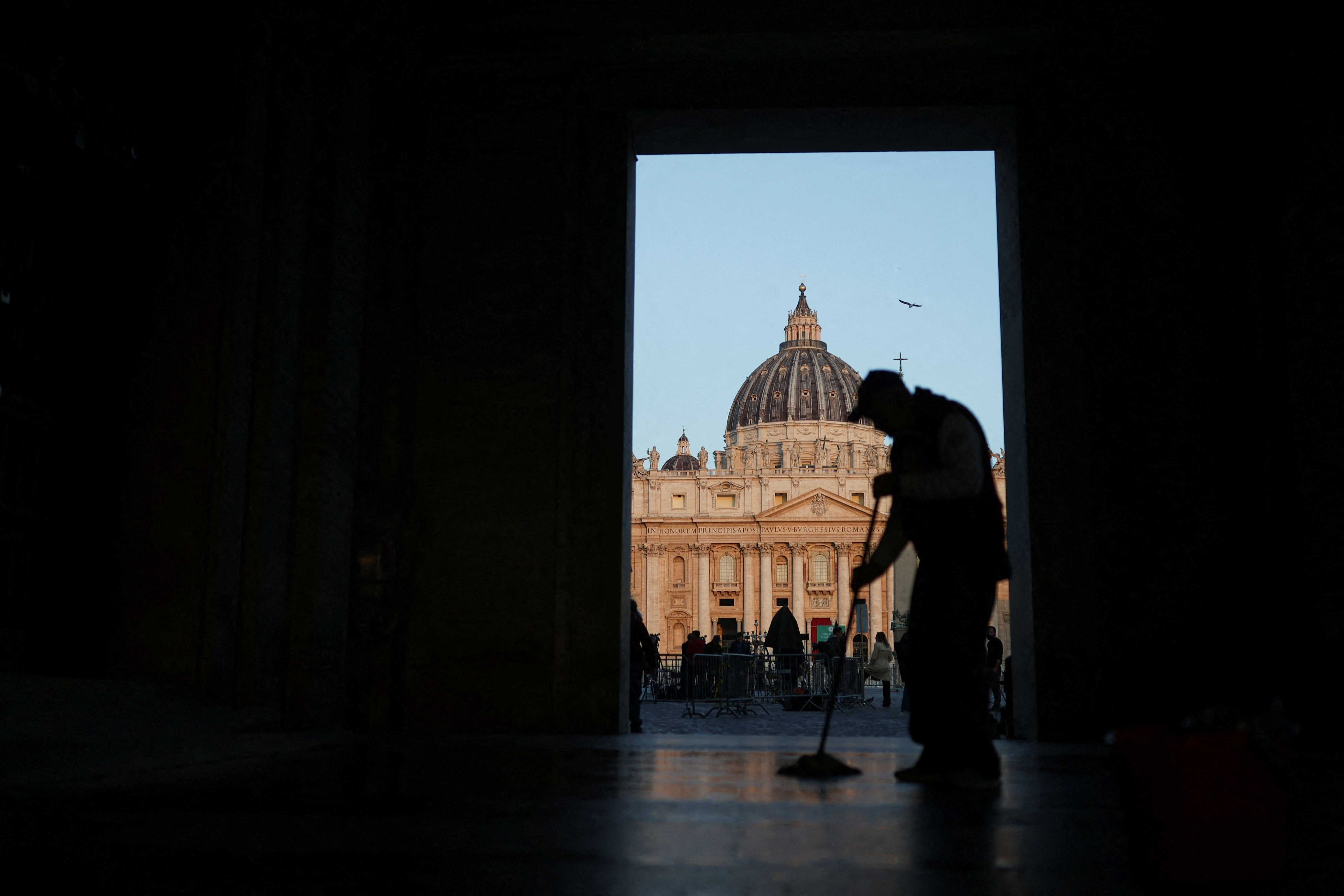 Una persona limpia el suelo cerca de la Plaza de San Pedro.