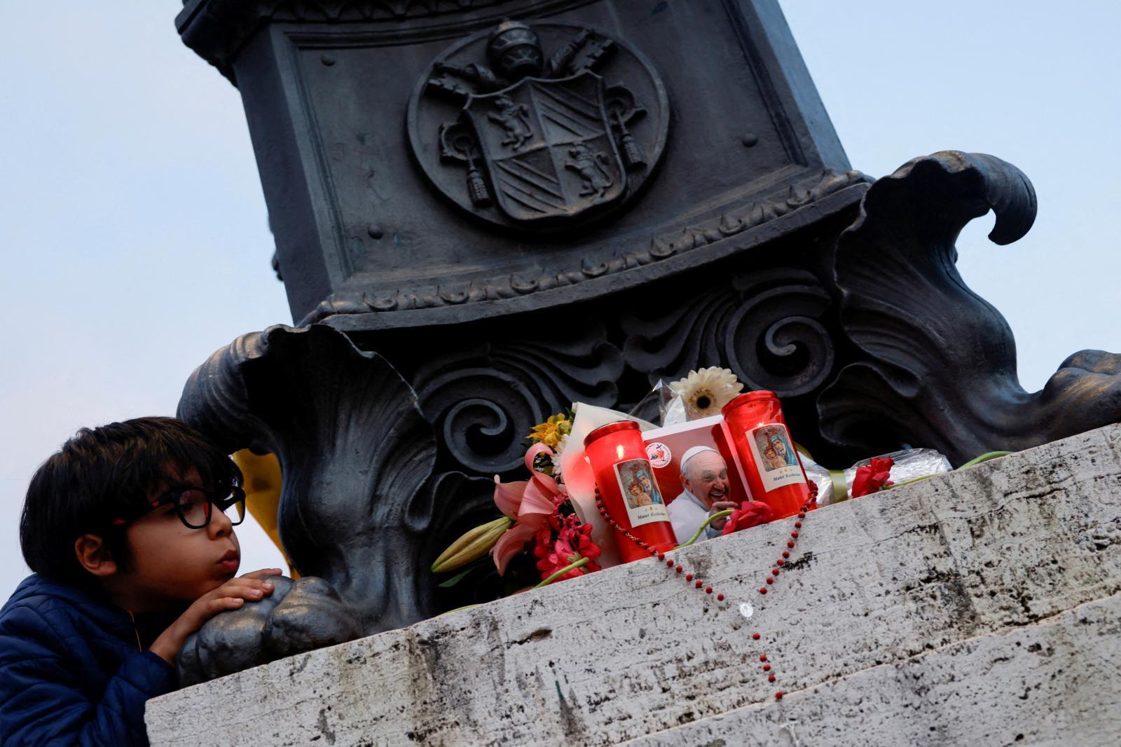 Pequeños altares en honor a Francisco.