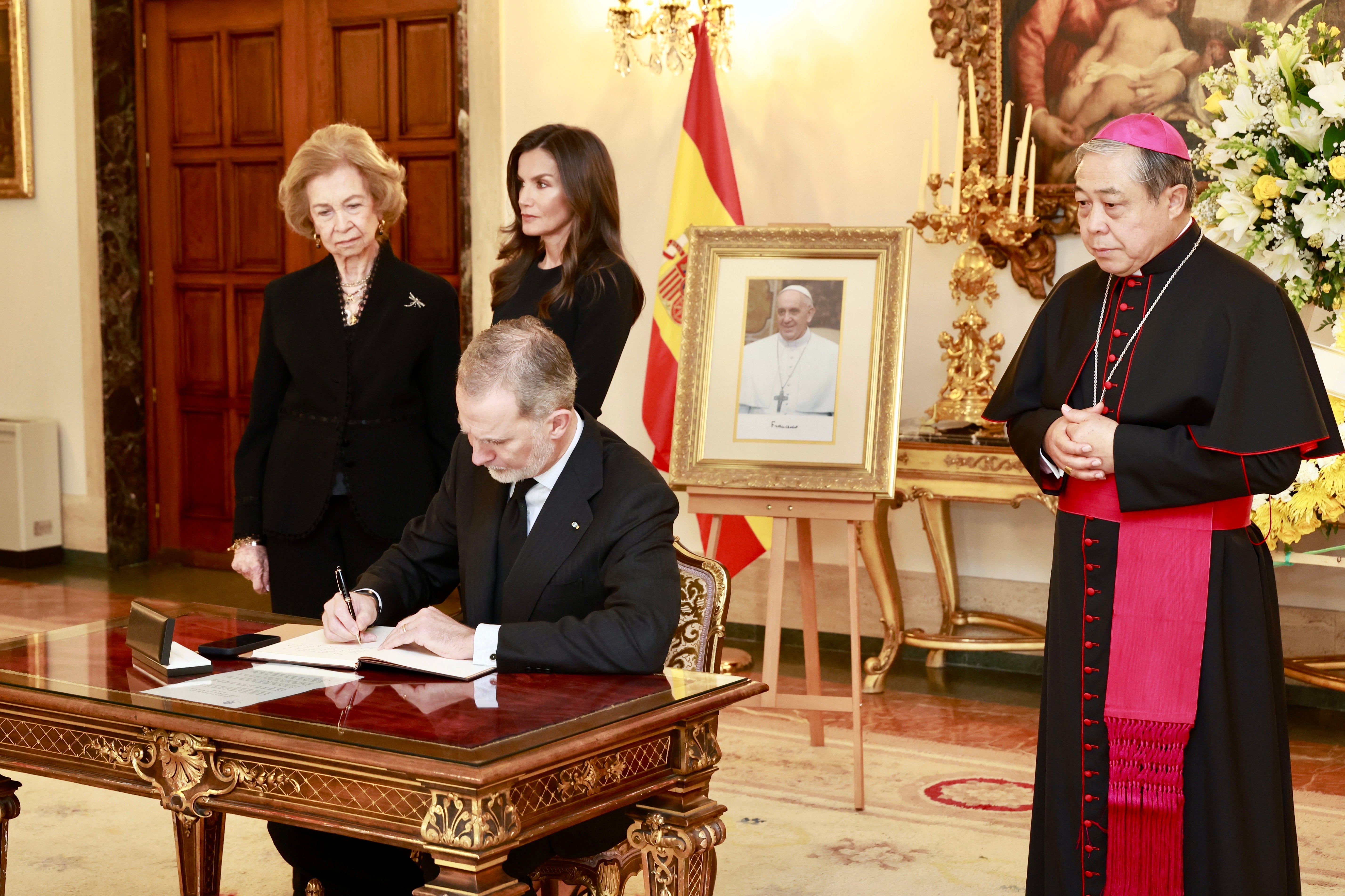 Los Reyes Felipe VI y Letizia, junto con la Reina Sofía, han firmado este martes al mediodía en la Nunciatura Apostólica el libro de condolencias abierto por el fallecimiento del Papa Francisco.
